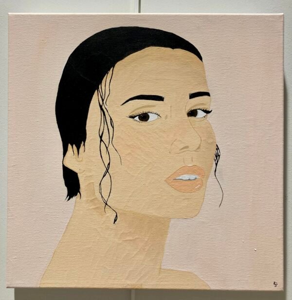 Toile artistique de 30x30 cm, représentant une silhouette féminine aux cheveux noirs, baignée dans des teintes délicates de rose pâle.