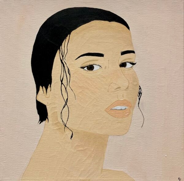 Toile artistique de 30x30 cm, représentant une silhouette féminine aux cheveux noirs, baignée dans des teintes délicates de rose pâle.